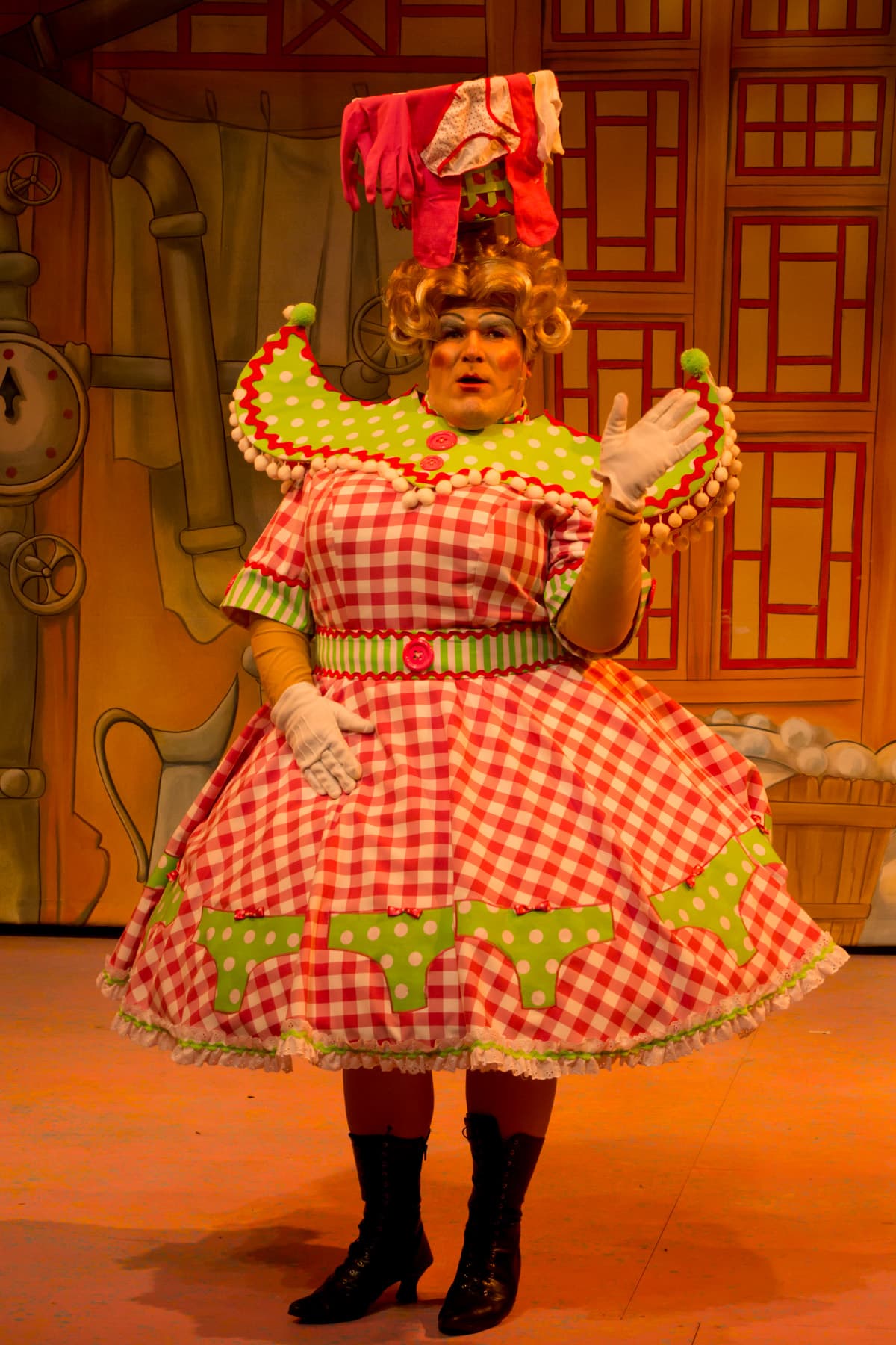 Phil Sealey Widow Twankey - Aladdin